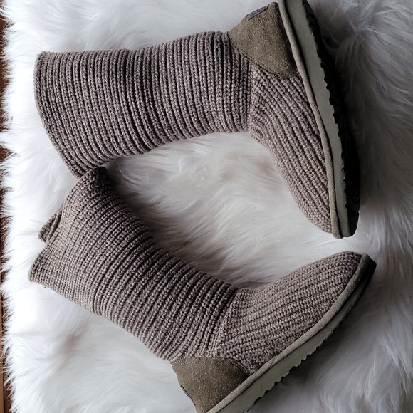 UGG Cardy # 5649 soft brown knit with Ugg wooden 2 button boots. Size 5 - Picture 2 of 16